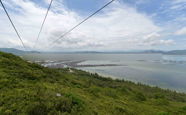 在跨海索道上俯拍南灣猴島